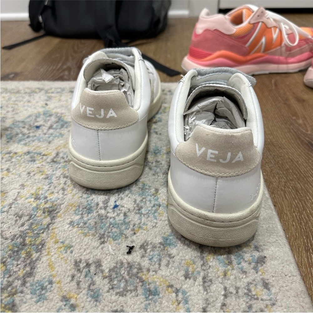 VEJA V lock Leather  Sable White -low top